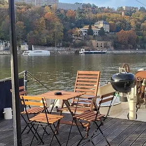  Bateau-hôtel Dans Peniche Atypique Et Idyllique A Confluence