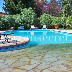 https://les-muscades-saint-etienne-du-gres.fr-provencehotel.com